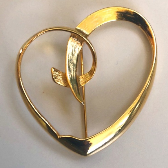Jewelry - Gold Tone Heart Brooch